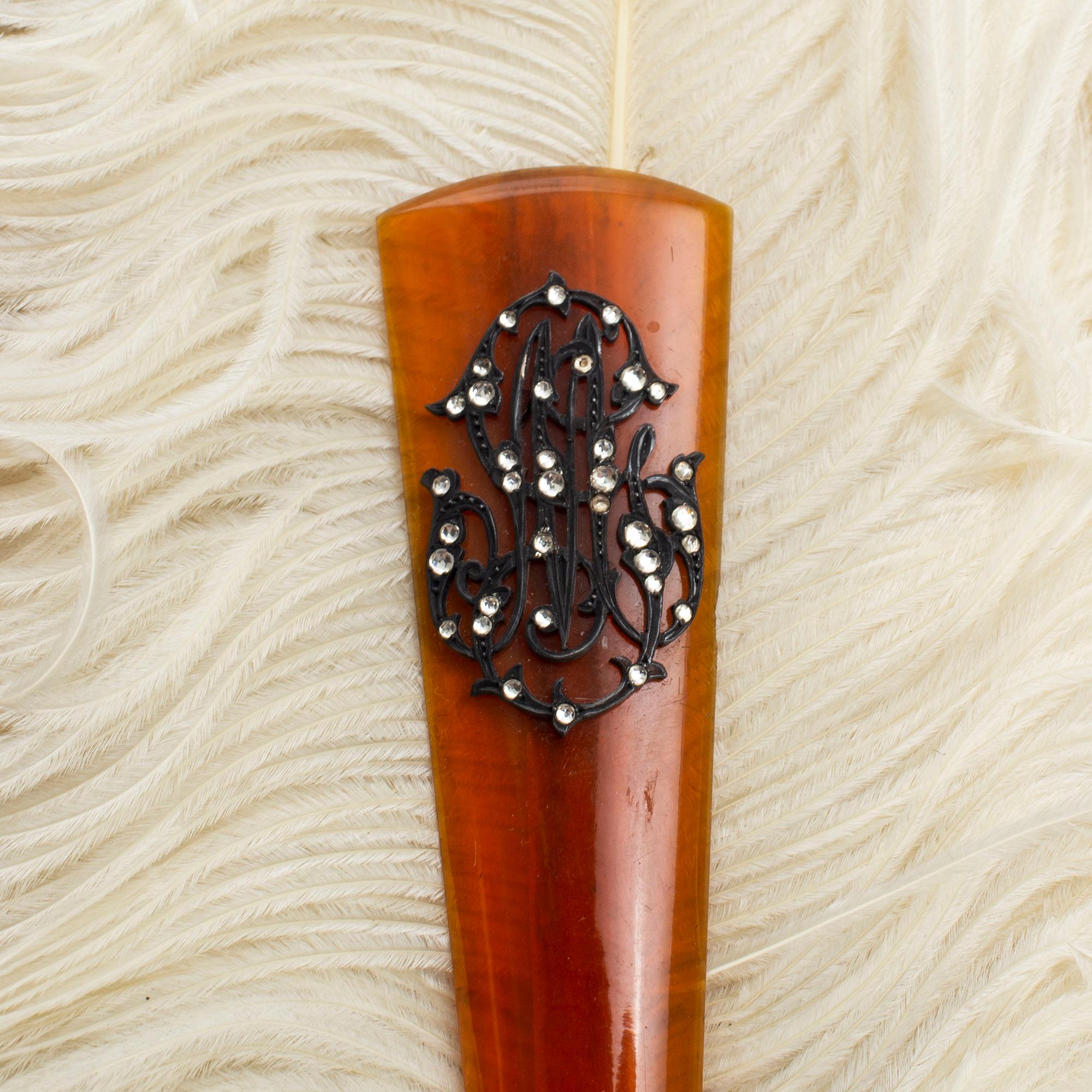 SOLFJÄDRAR, två stycken, struts och sköldpaddsskal. Tidigt 1900-tal.