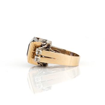 RING, 18K guld med iolit, ca 9,74 ct, samt briljanter, tot ca 0,40 ct, Atelier Ajour, Stockholm, 1977. Total vikt ca 9 g.