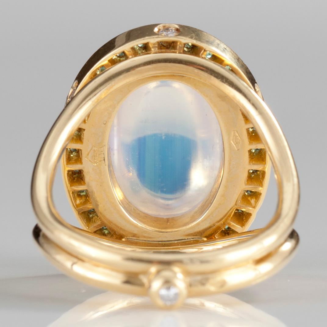 RING, guld 18K, månsten 6,50 ct, peridoter tot. 0,30 ct, briljanter 6 x 0,02 ct. TEMPLE ST. CLAIR. Vikt 11,7 g.