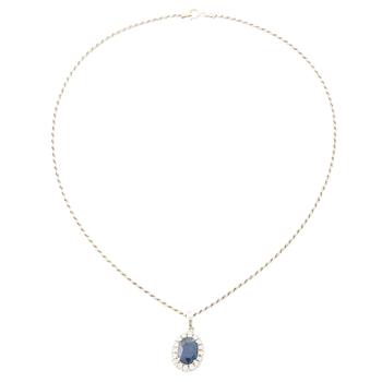 Pendant in 18K white gold with a faceted sapphire and round brilliant-cut diamonds.