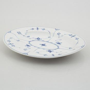 Serveringsfat, två stycken, samt sil till fiskfat, porslin, "Musselmalet", Royal Copenhagen.