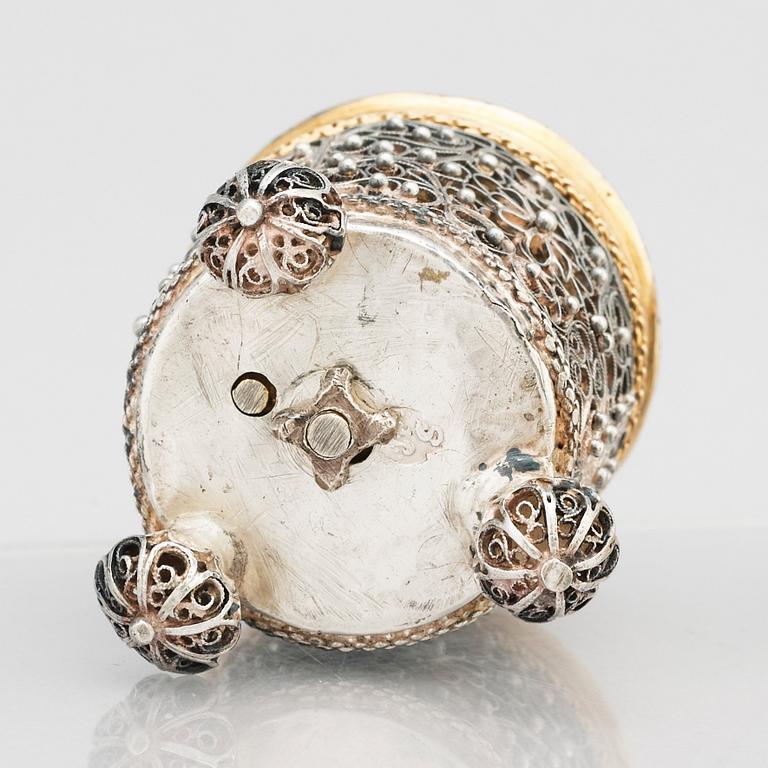 Johan Friedrich Straub, miniatyrbägare med lock, förgyllt silver, filigran, Karlstad (1674-1713). Barock.