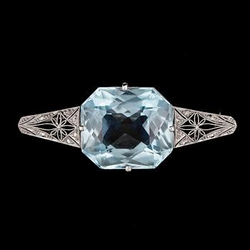 210. An aquamarine, app. 29 cts and small diamond brooch, 1920's.