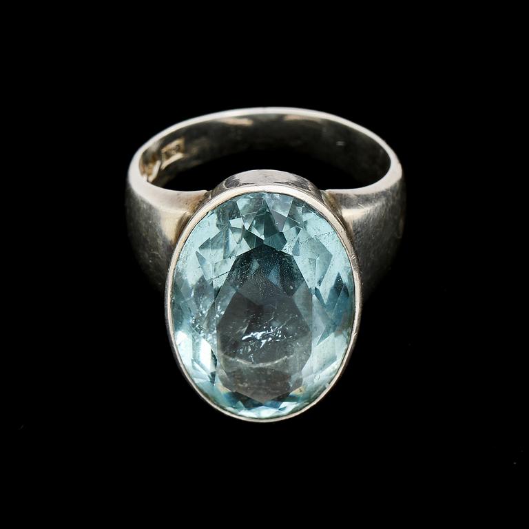 RING, silver med ovalslipad akvamarin, 1963. Vikt 8 g.