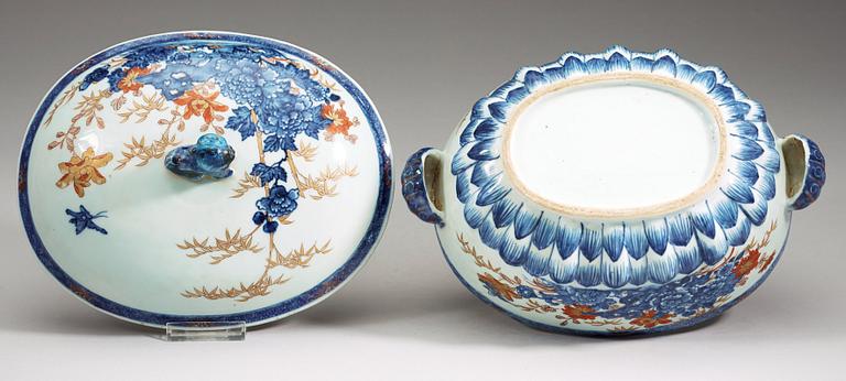 A blue and white tureen with cover, Qing dynasty, Qianlong (1736-95).