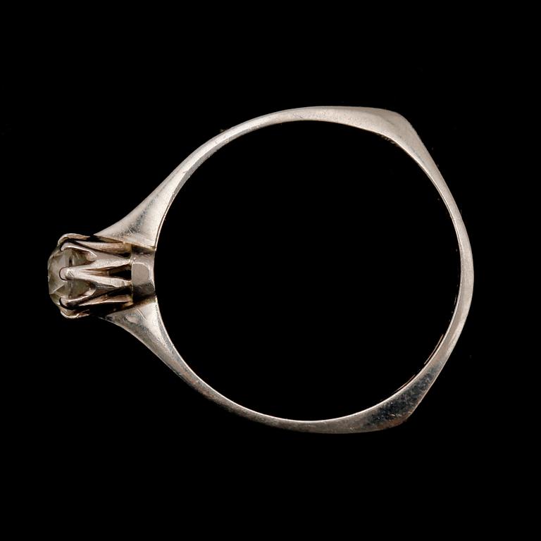 RING, 18 k vitguld, Stockholm 1965, med solitär diamant.
