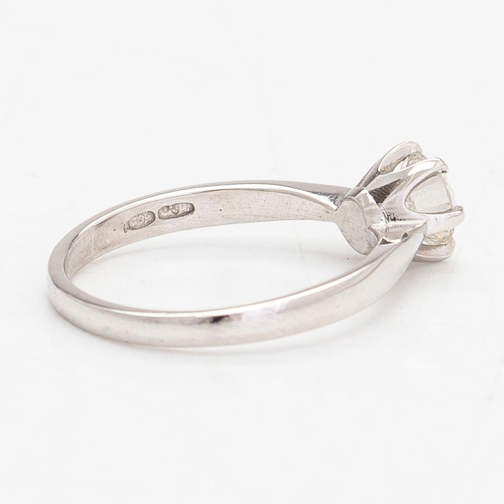 Ring, 14K vitguld, med en briljantslipad diamant ca 0.65 ct.