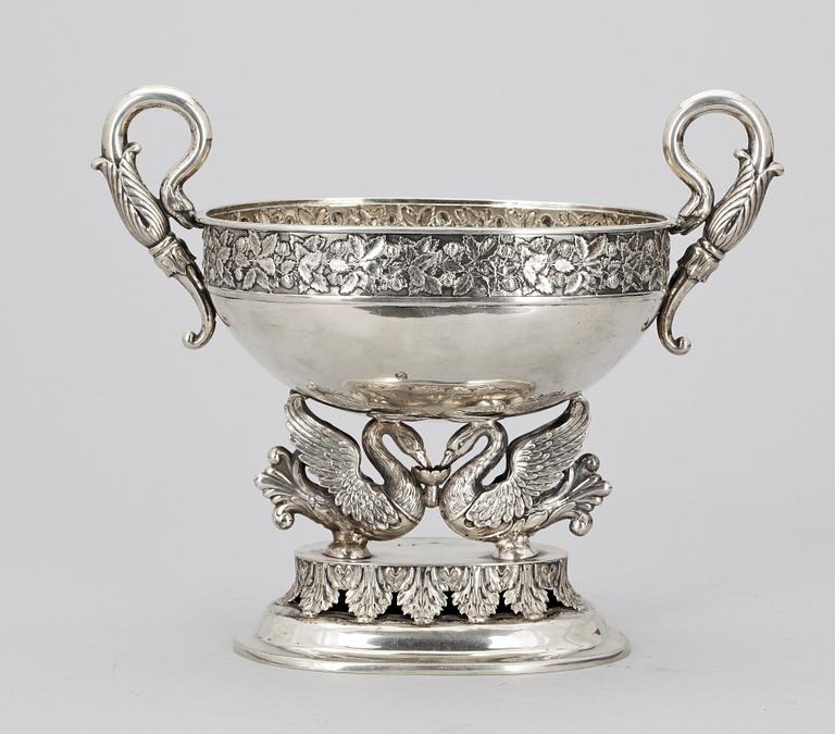 SKÅL PÅ FOT, silver, senempire, otydl stämplar, troligen Tyskland och 1800-talets första hälft/mitt. Vikt ca 330 gram.