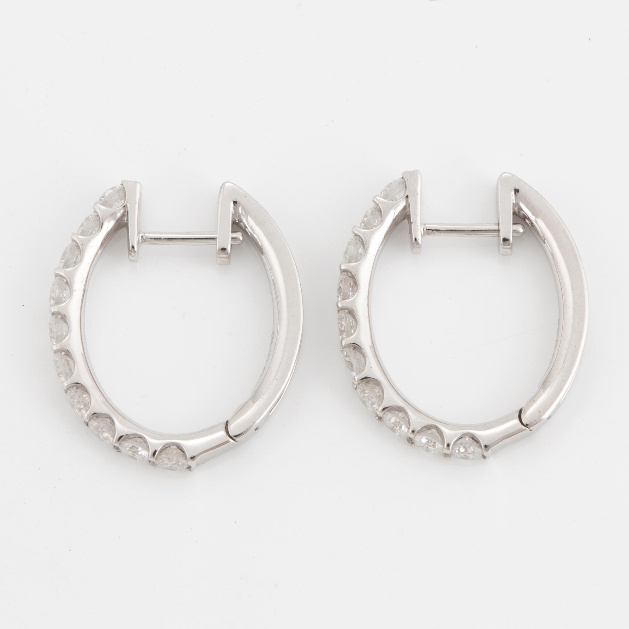 ÖRHÄNGEN, kreoler med briljantslipade diamanter.