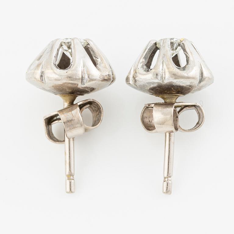 Ett par örhängen 18K guld med runda briljantslipade diamanter.