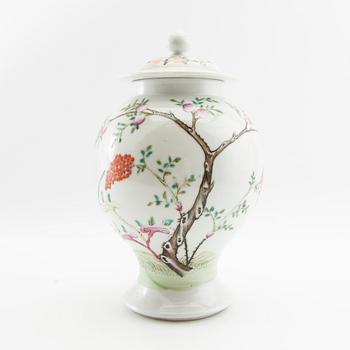 Lock urn China, 19th century porcelain.