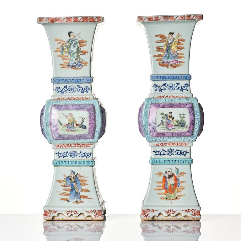A pair of famille rose 'immortals' altar vases, late Qing dynasty/Republic.