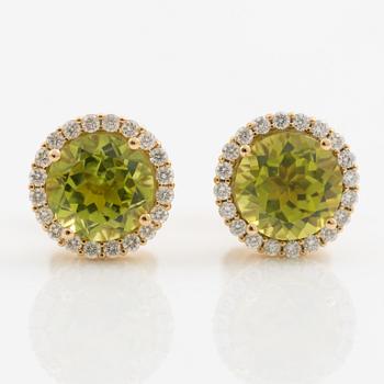 Earrings in 18K gold with peridot and brilliant-cut diamonds.