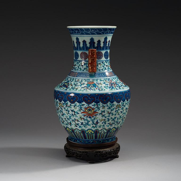 VAS, porslin. Qing dynastin, 1800-tal, med Qianlongs sigillmärke.