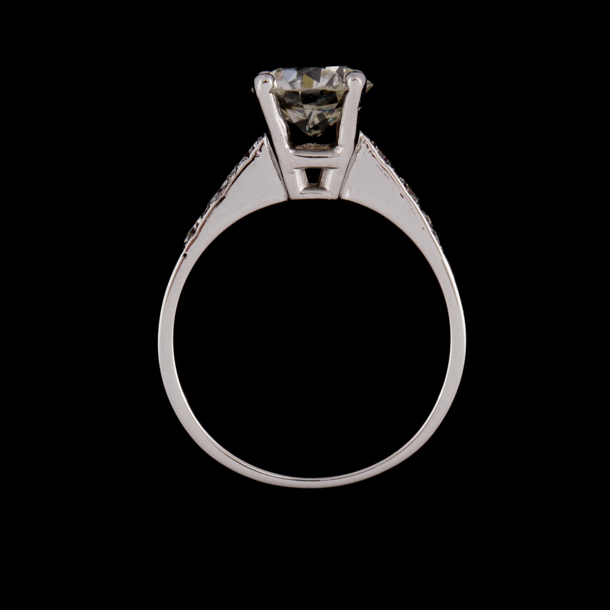 RING, 14k vitguld med äldre briljantslipad diamant, 1.61 ct samt 6 mindre briljantslipade diamanter. Vikt 4 g.