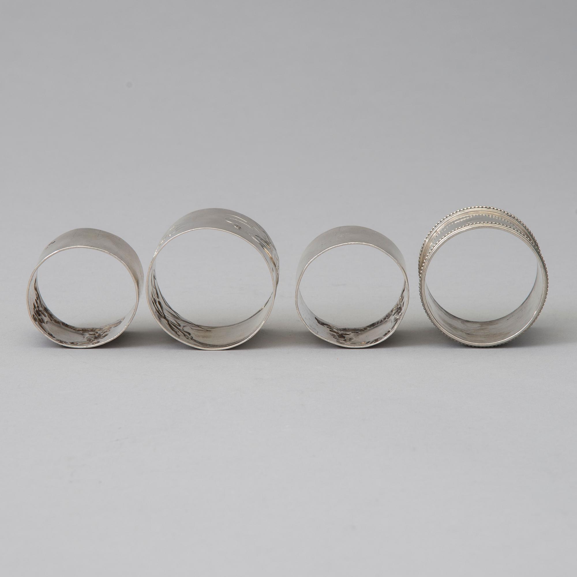 SERVETTRINGAR, sterlingsilver, ett par, London 1896, och 2 st, 800 silver, 1900-tal. Totalvikt 148 g.