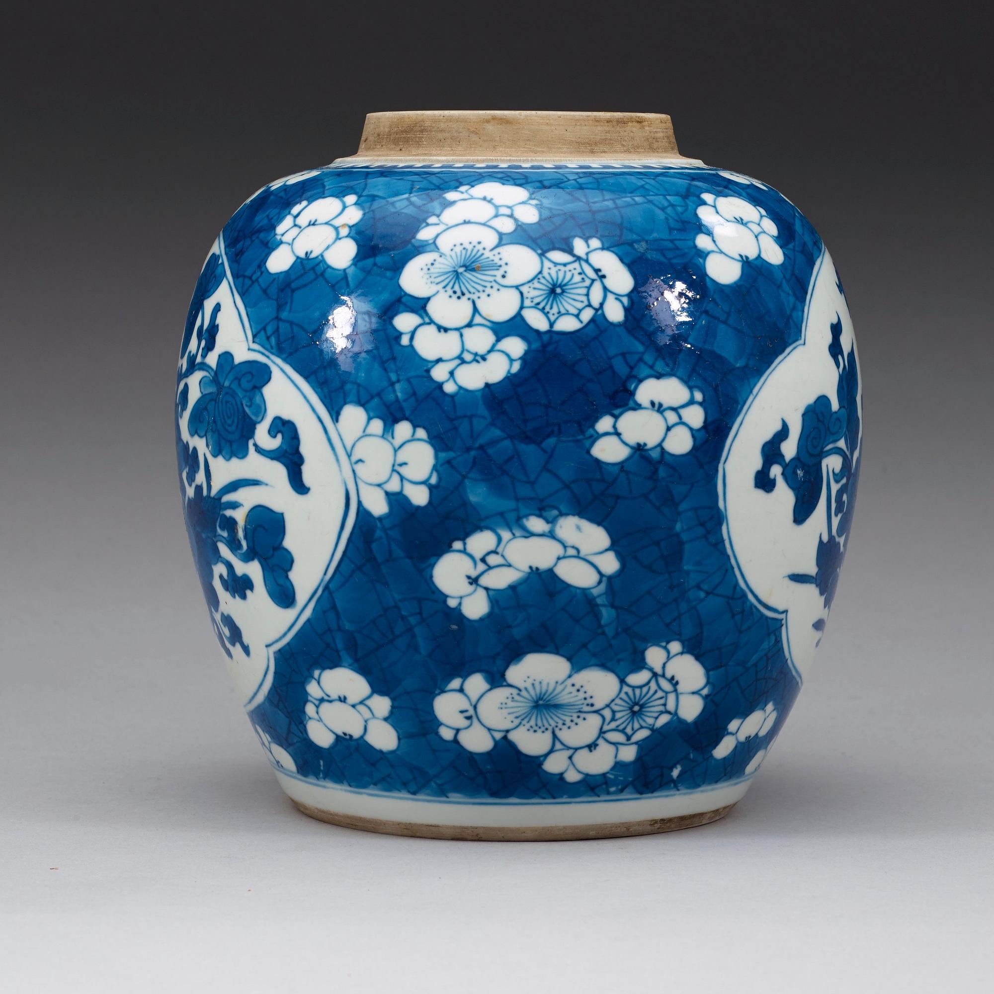 A blue and white jar, Qing dynasty, Kangxi (1662-1722).