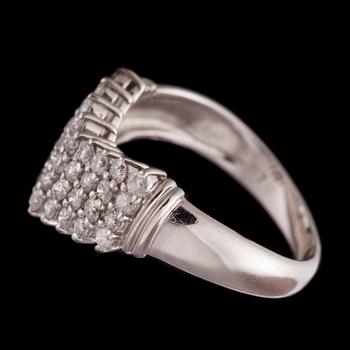 RING, platina (900), briljantslipade diamanter. Vikt ca 5,4 g.