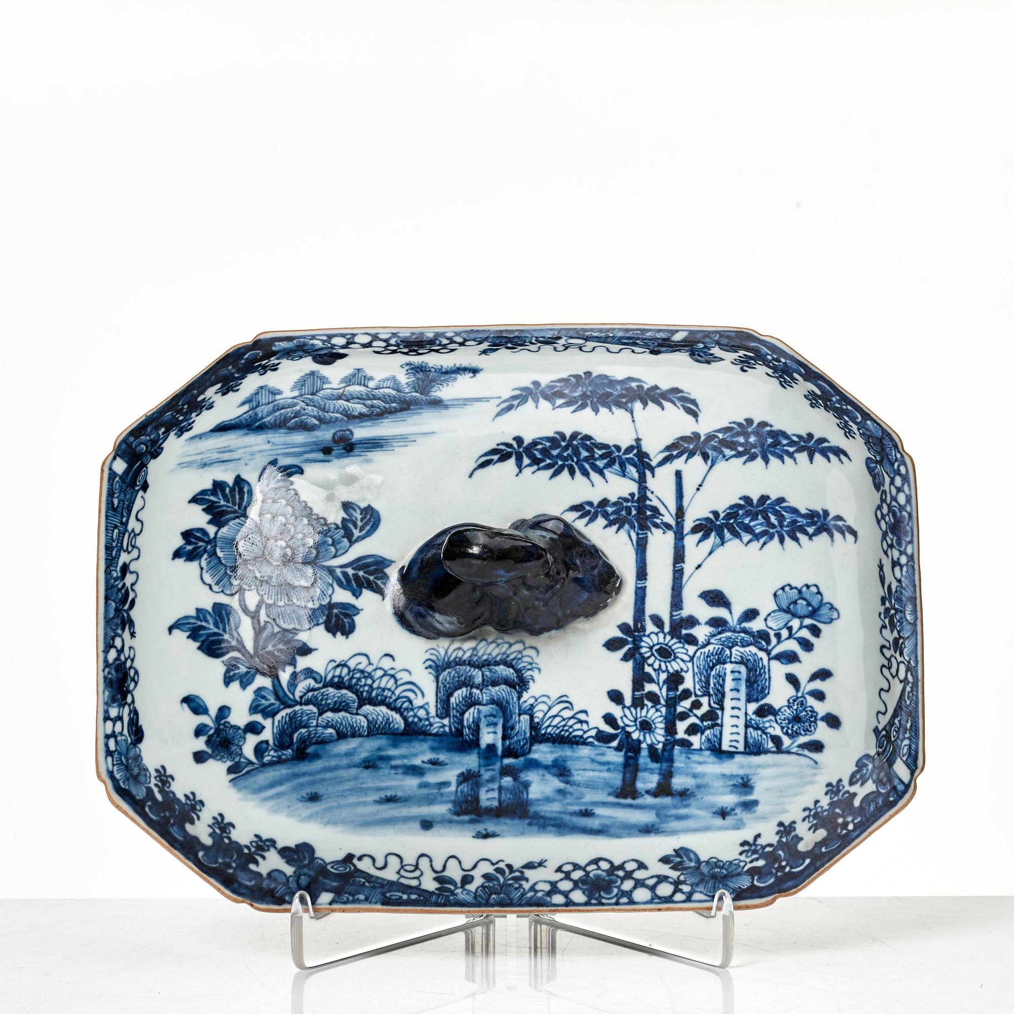 Terrin med lock och fat, kompaniporslin. Qingdynastin, Qianlong (1736-95).