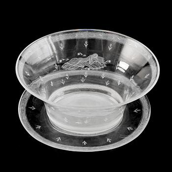 Edward Hald, An engraved Orrefors glass bowl with stand, first half of 20th Century.