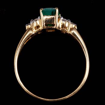 RING, 18k guld med smaragd samt briljantslipade diamanter. Vikt 3 g.