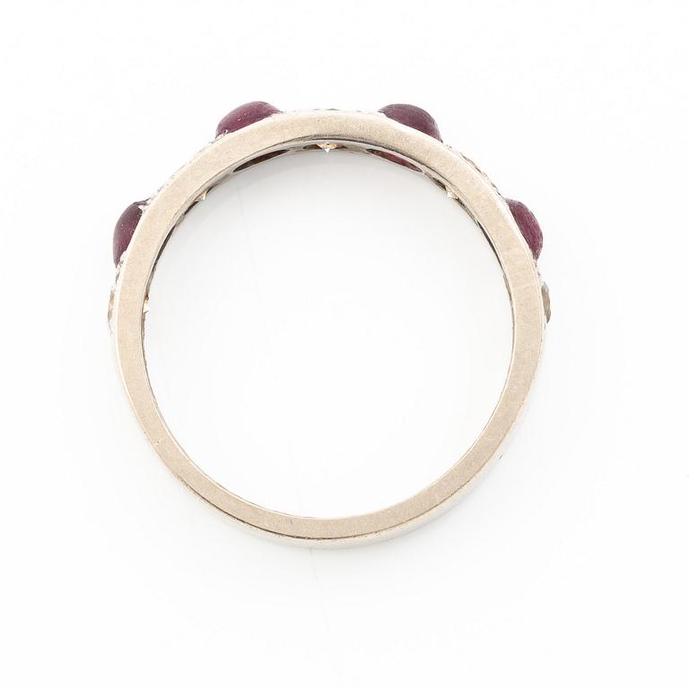 Ring in 18K white gold with rubies and brilliant-cut diamonds.