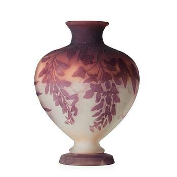 102. Emile Gallé, an Art Nouveau cameo glass vase, Nancy, France, early 1900's.