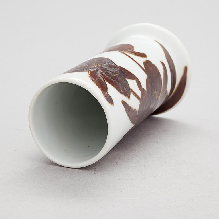 Thure Öberg, a porcelain vase, signed T.Ö. ARABIA. Ca. 1920s.