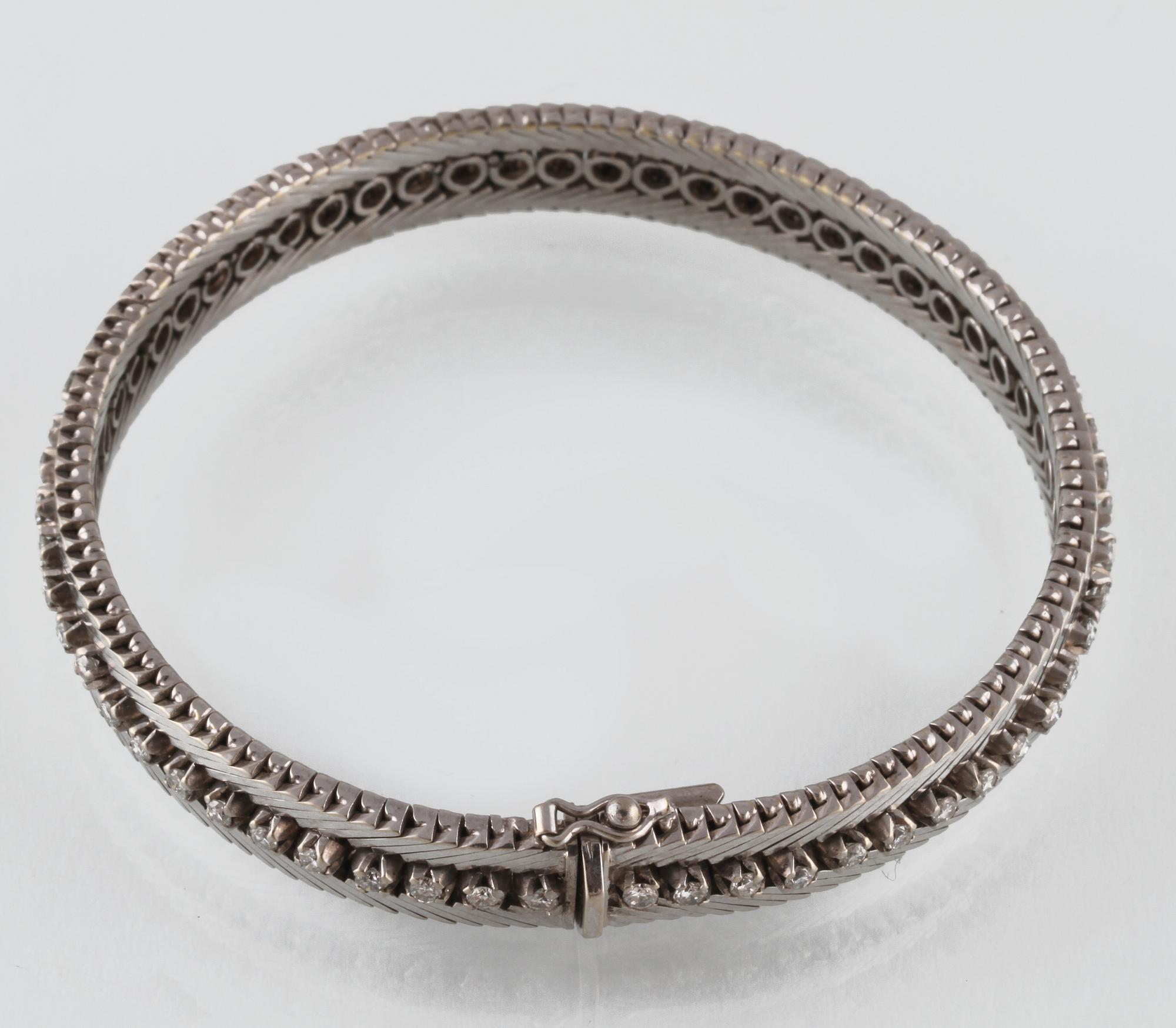 ARMLÄNK, 18K vitguld med briljantslipade diamanter, 3,12 ct, importstämplat. Vikt 38,9 gram.