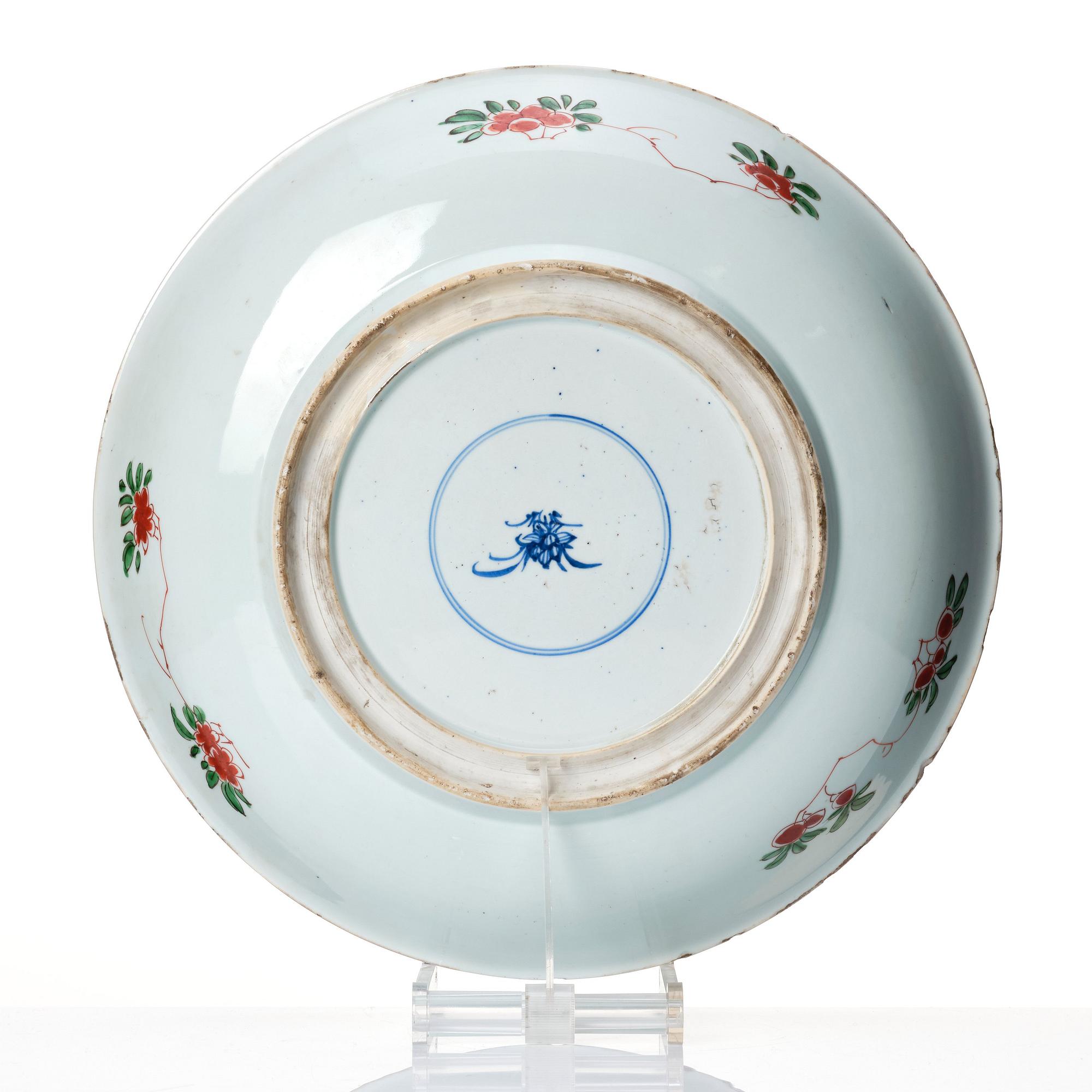 A large famille verte dish, Qing dynasty, Kangxi (1662-1722).