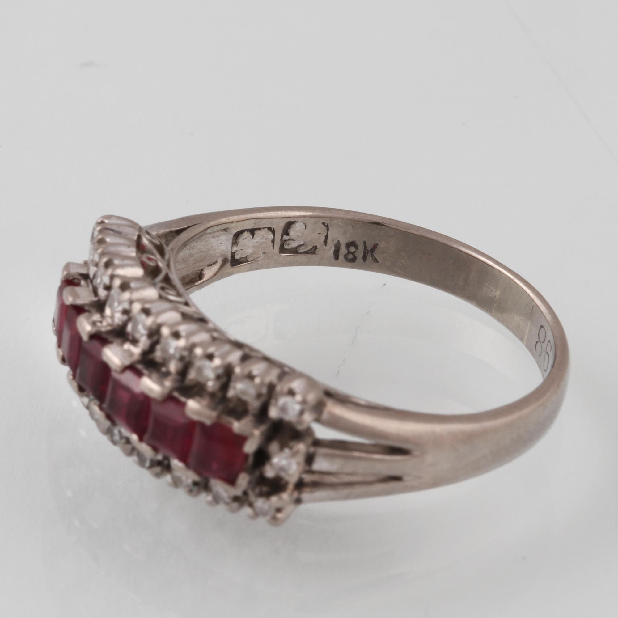 RING, 18K vitguld med 6 carréslipade rubiner och 20 åttkantslipade diamanter, engelska stämplar. Vikt 4,8 gram.