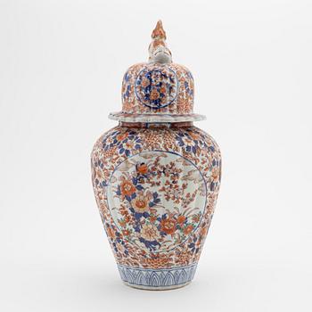 A Japanese imari urn with cover, Meiji period (1868-1912).