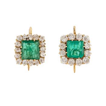 521. A pair of earrings in 18K gold set with step-cut emeralds and old-cut diamonds.