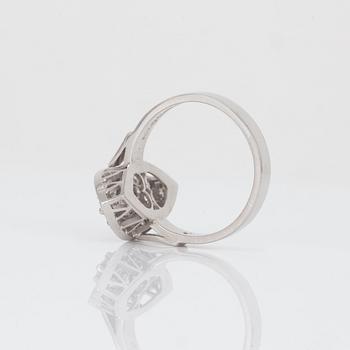 RING, elipsformad, med briljantslipade diamanter. En diamant 0.25 ct omgiven av 22 diamanter om totalt 0.90 ct.