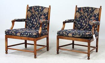 FÅTÖLJER, 2 st snarlika, Gripsholmsmodell, 1900-tal.