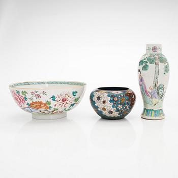 Kulho, maljakko ja vati, posliinia. Kiina, 1700/1900-luku. Sekä kulho, cloisonné. Japani, 1900-luvun alku.