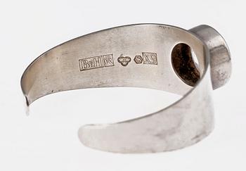 ARMRING, sterlingsilver med bergkristall, Åke Lindström för Bengt Hallberg, 1972.