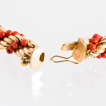 A NECKLACE, 18K gold, coral beads. Italy.