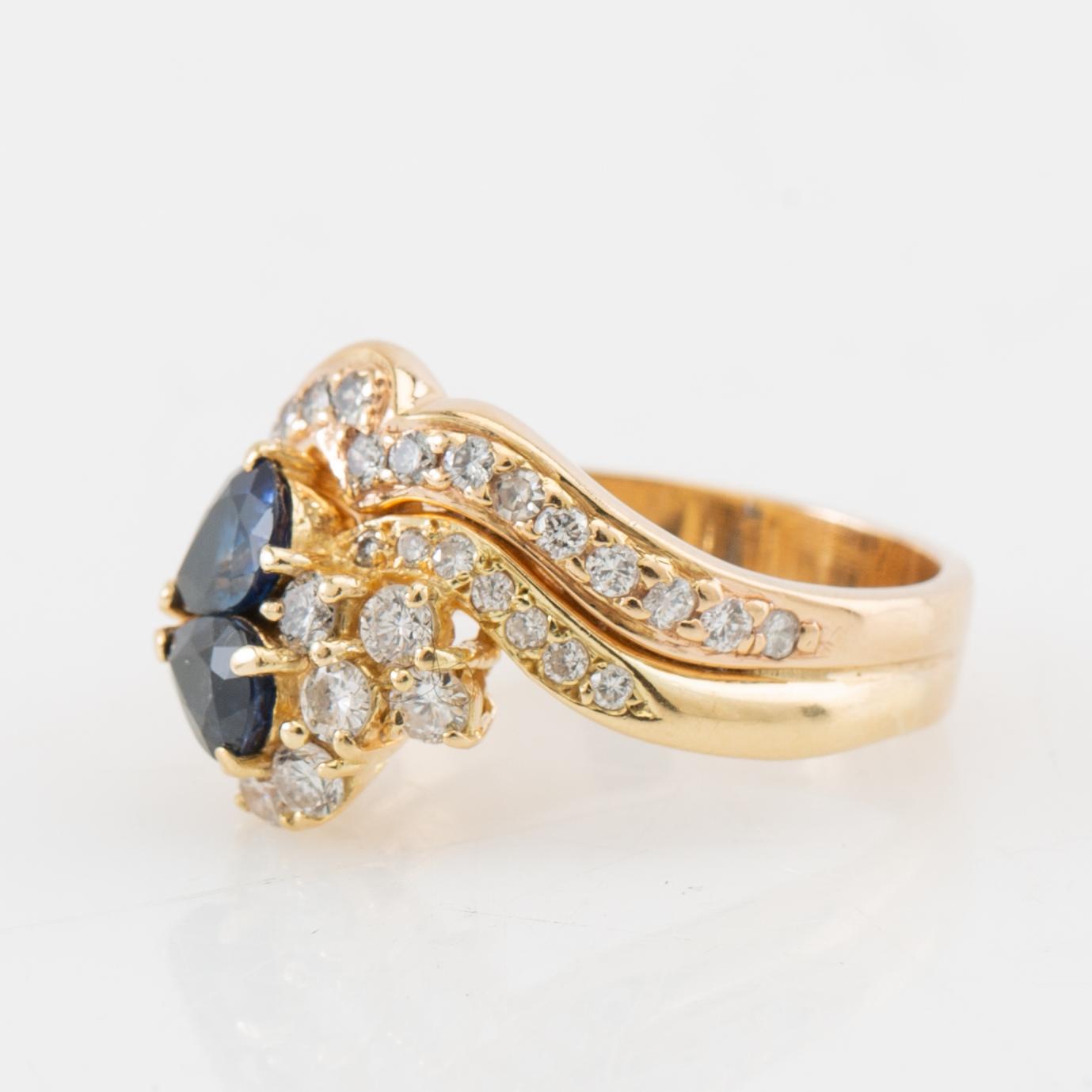 Ring in 18K gold set with pear-shaped sapphires and round brilliant and single-cut diamonds.