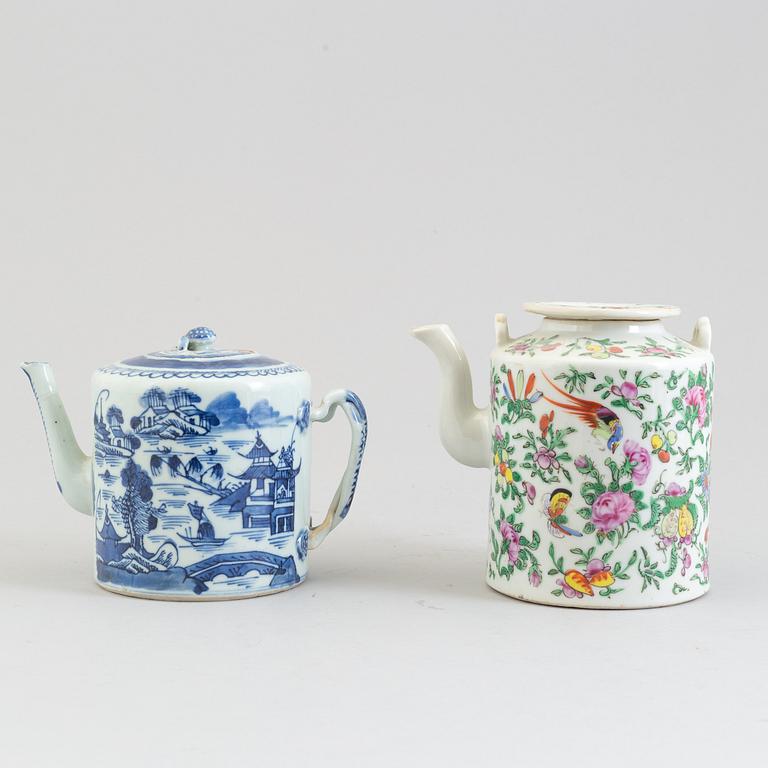Two teapots with cover, Qing dynasty, late 19th century.
