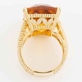 Ring 18K guld med en checkerslipad citrin och runda briljantslipade diamanter.