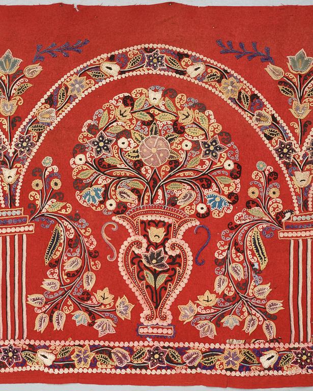 ANTIQUE RASCHT EMBROIDERY. 57 x 212,5 cm.