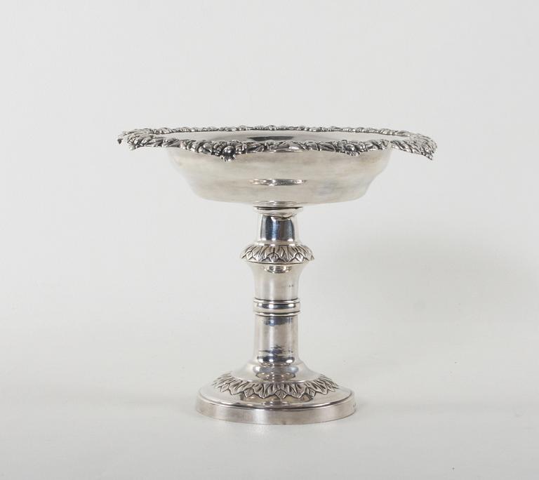 SKÅL PÅ FOT, silver. Gustaf Folcker, senempire 1840.