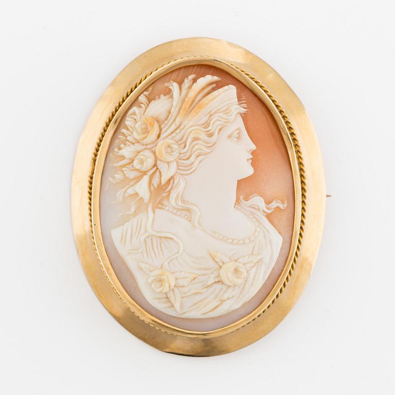 Brooch in 18K gold with shell cameo.