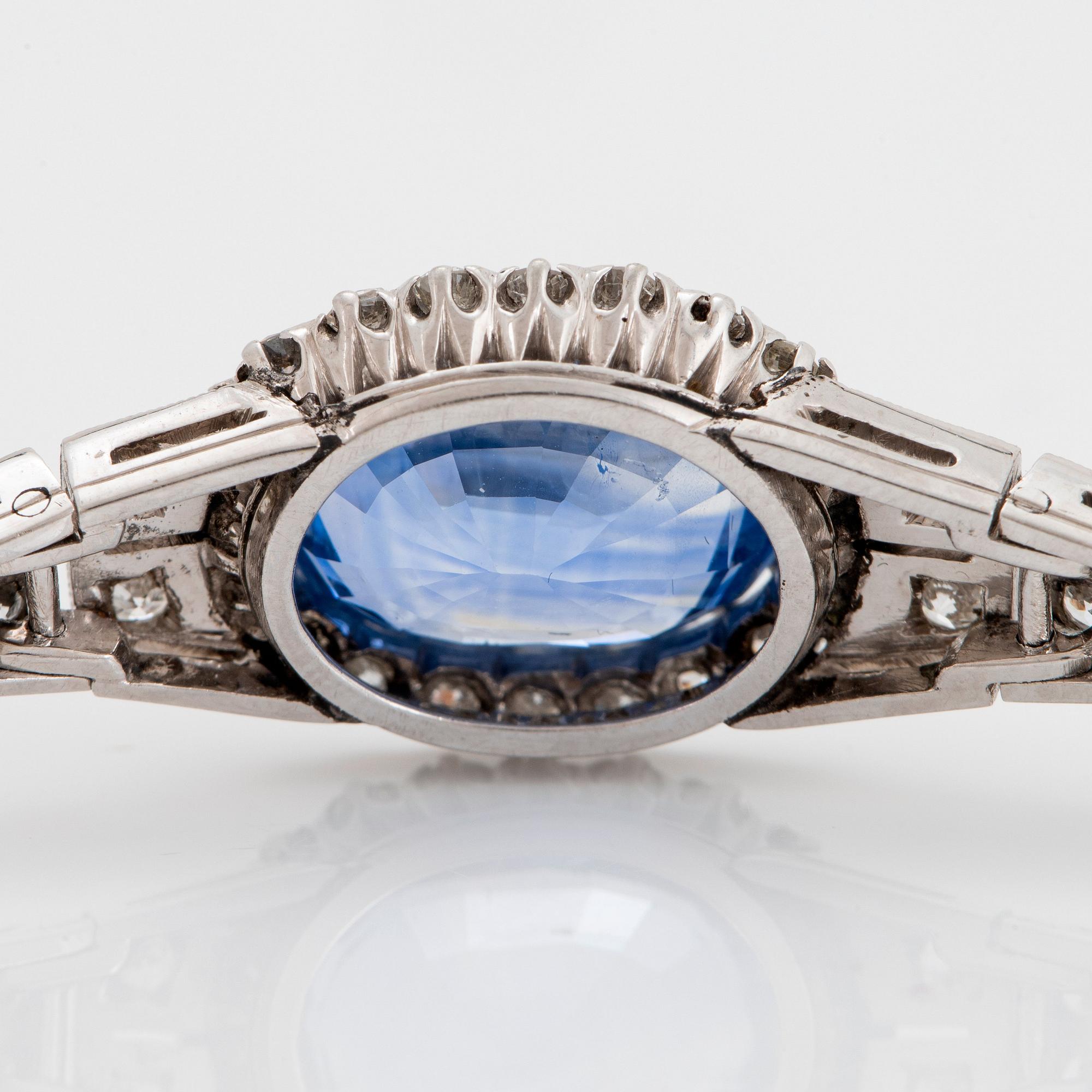 Armband 18K vitguld med en fasettslipad safir vikt ca 7.00 ct.