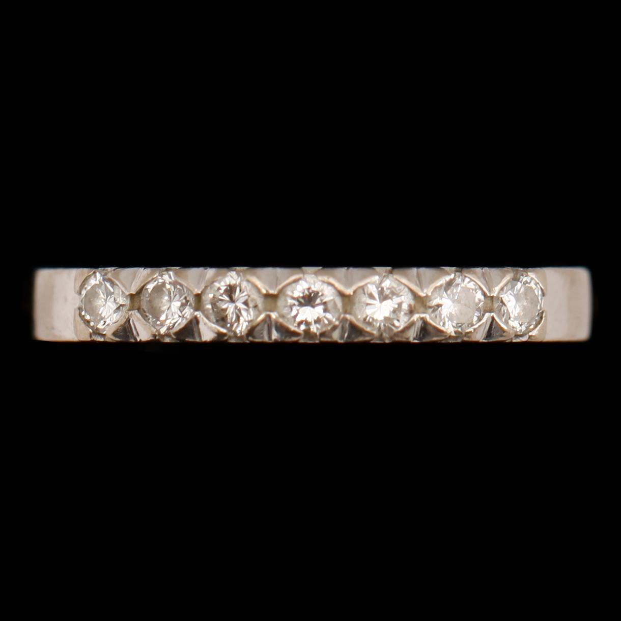RING, 18 k vitguld med 7 små briljanter ca 0.31 ct enligt gravyr. Vikt ca 3 g.