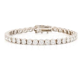 525. A tennis bracelet in 18K white gold set with round brilliant-cut diamonds total ca 11.50 ct, accompanied by GIA dossier.