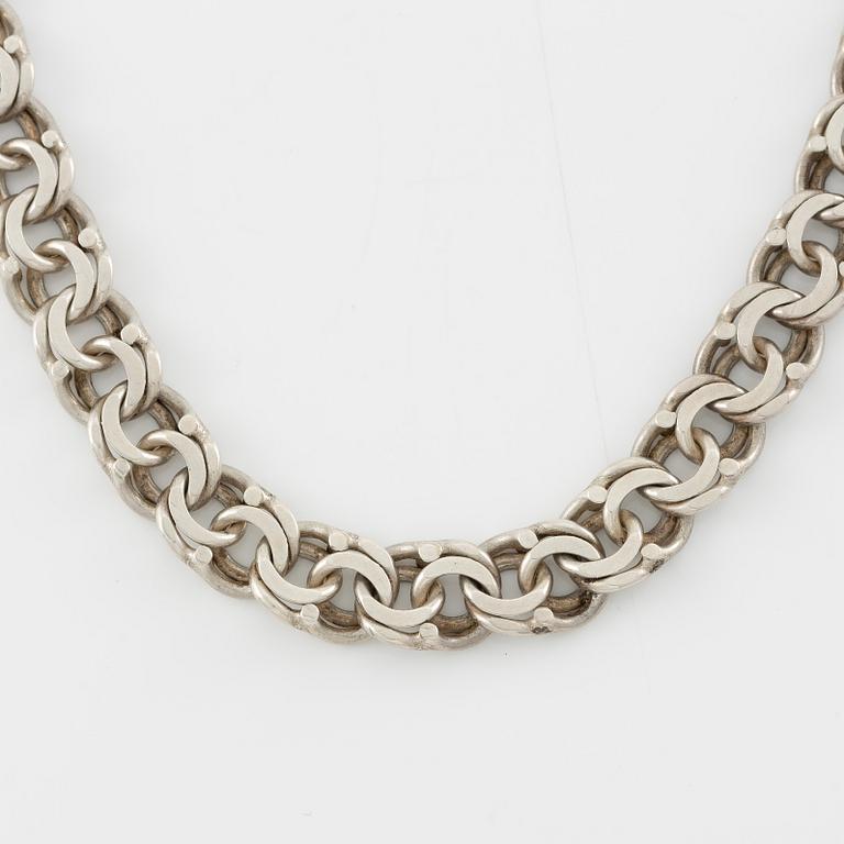 Necklace, graduated Bismarck link, silver.
