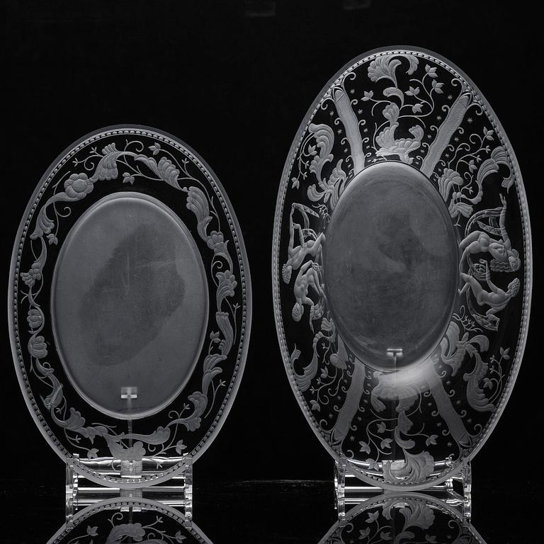 Simon Gate, an engraved Swedish Grace glass bowl on a plate, Orrefors, Sweden 1926, model 147.