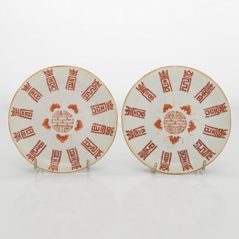 Tallrikar, 2 + 2 st, porslin, Kina, Qingdynastin, 1900-tal.